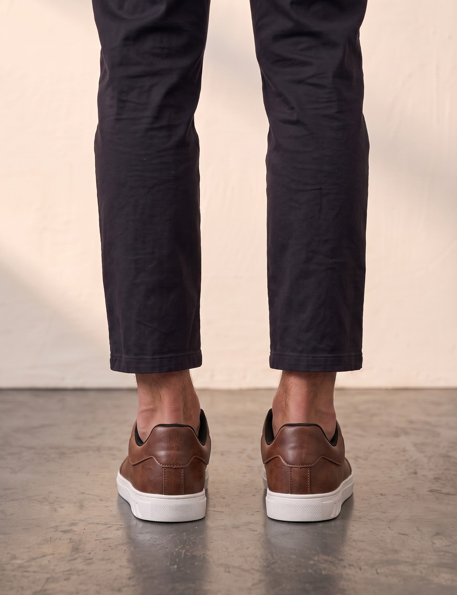 Men's Brown Low-Top Trainers, back view of the heels, worn.