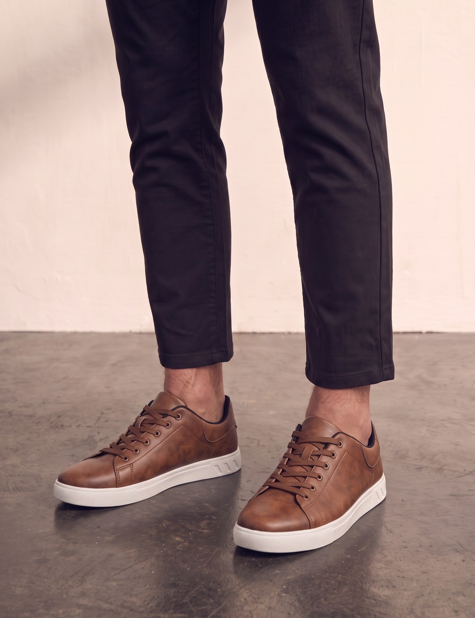 Men's Brown Low-Top Trainers, three-quarter front view of the shoes, worn.