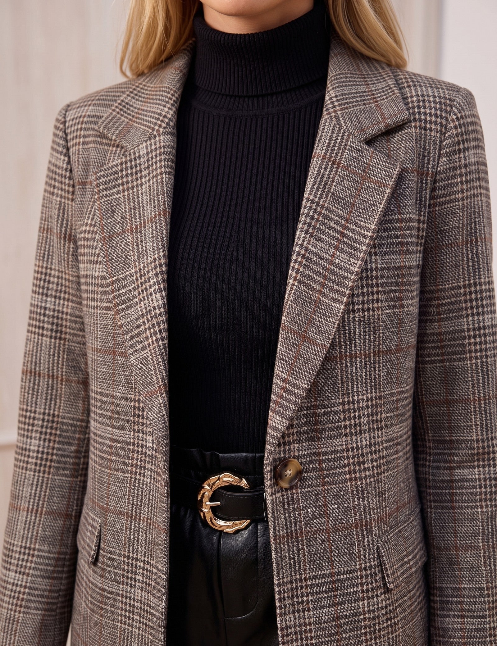 Plaid Blazer, close-up of the upper body