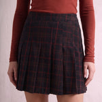 Women's Black and Red Tartan High Waisted Pleated Mini Skirt, close-up of the waistband and front pocket.