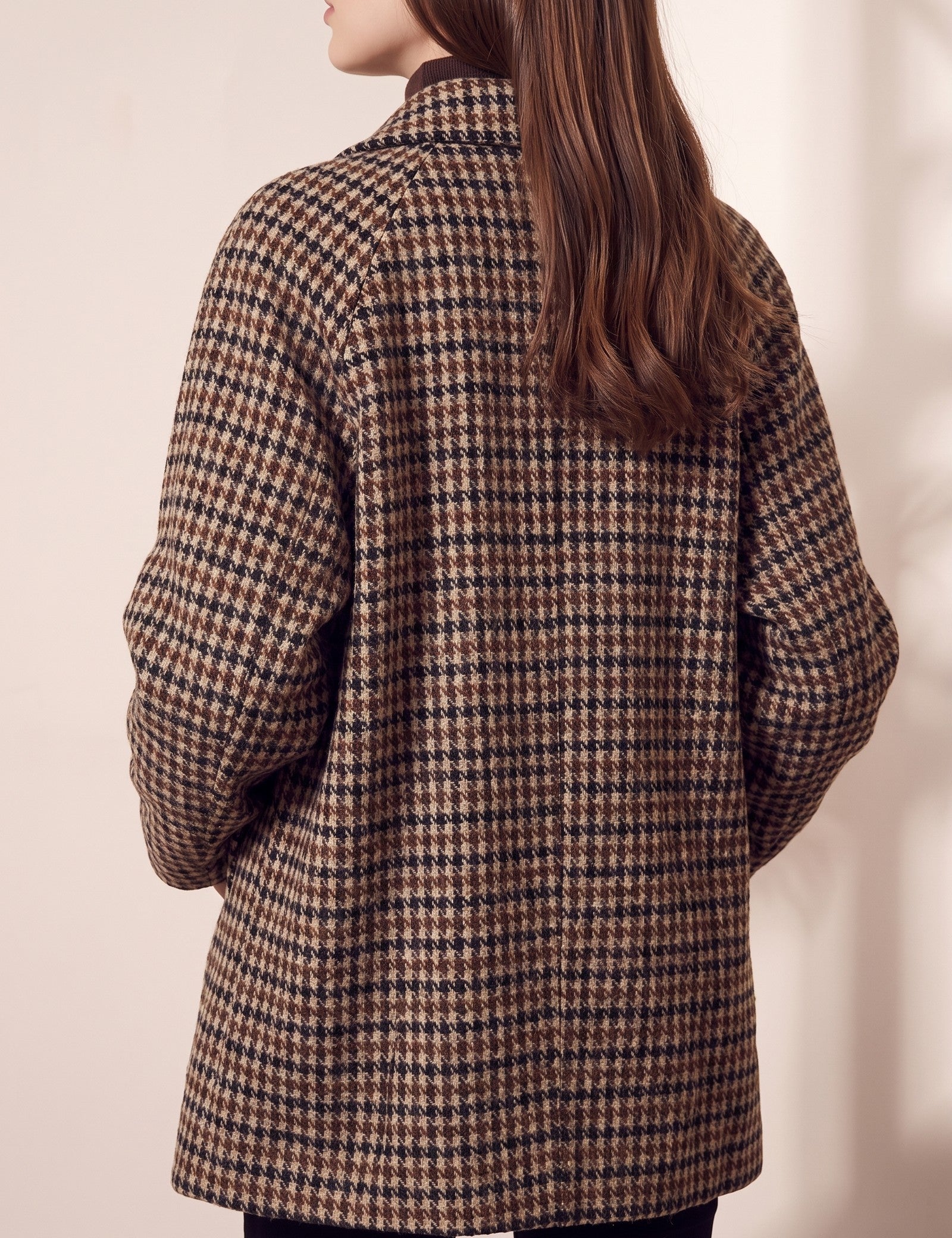 Women's Brown Oversized Houndstooth Blazer Coat, close-up of the upper body.