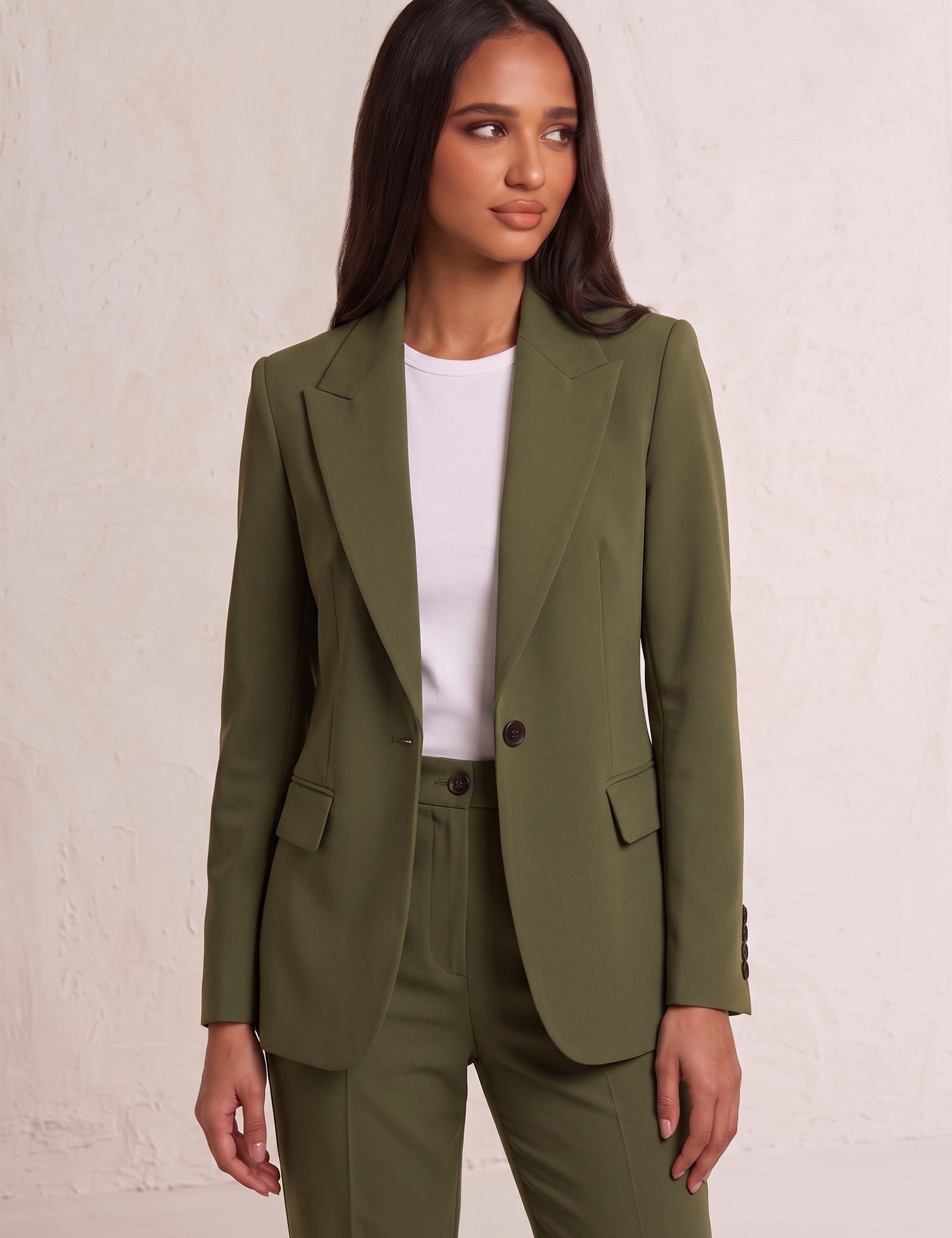 Women's Suit Set, close-up of the upper body
