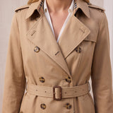Deluxe Trench Coat, close-up of the upper body.